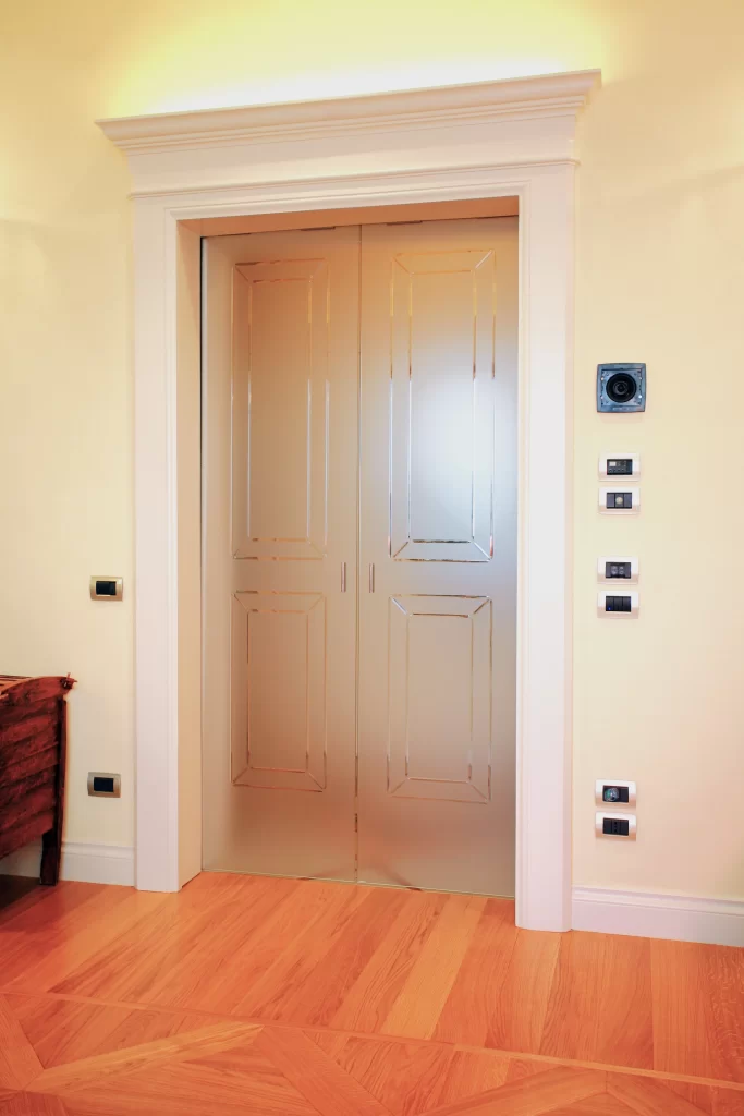 DOPPIA-SCRIGNO-SATINATA-CON-INCISIONI