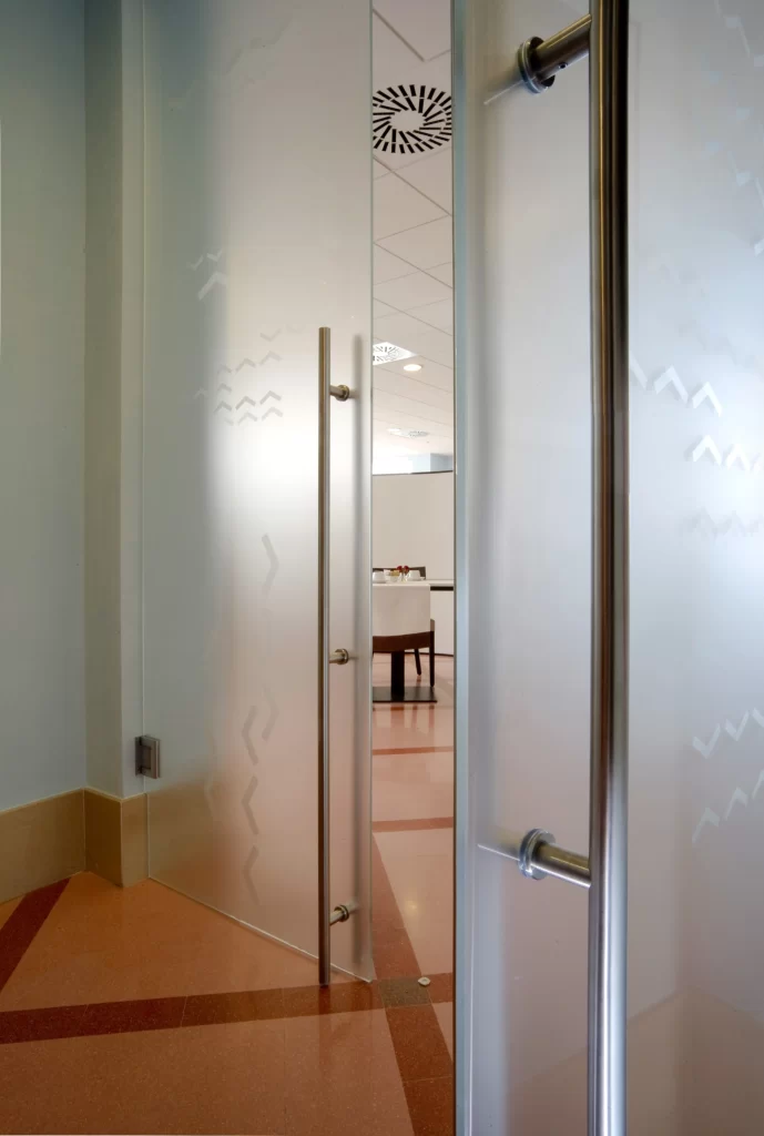 PORTA-SATINATA-CON-DECORO-SABBIATO